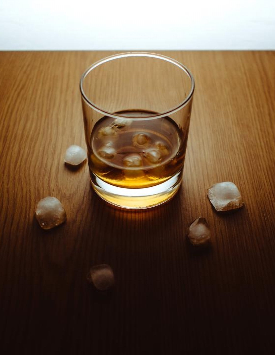 Whisky im Glas auf Eichenholz – Whisky-Akkord und Barriqueholz von Panama 2.0